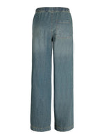 Et par løse blå jeans med elastisk talje, set bagfra. Bukserne har en enkelt baglomme og står mod en ensfarvet, hvid baggrund. Ingen tekst er til stede.