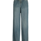 Blå denim-bukser med løbegang i taljen og snøre, hænger frit. Bukserne har en lige benform, og der ses ingen yderligere baggrundsdetaljer.