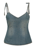Top i denim med tynde stropper, knyttet øverst, mod en hvid baggrund. Stoffet har et let slidt udseende, og snittet er figursyet med en let svaj i bunden.