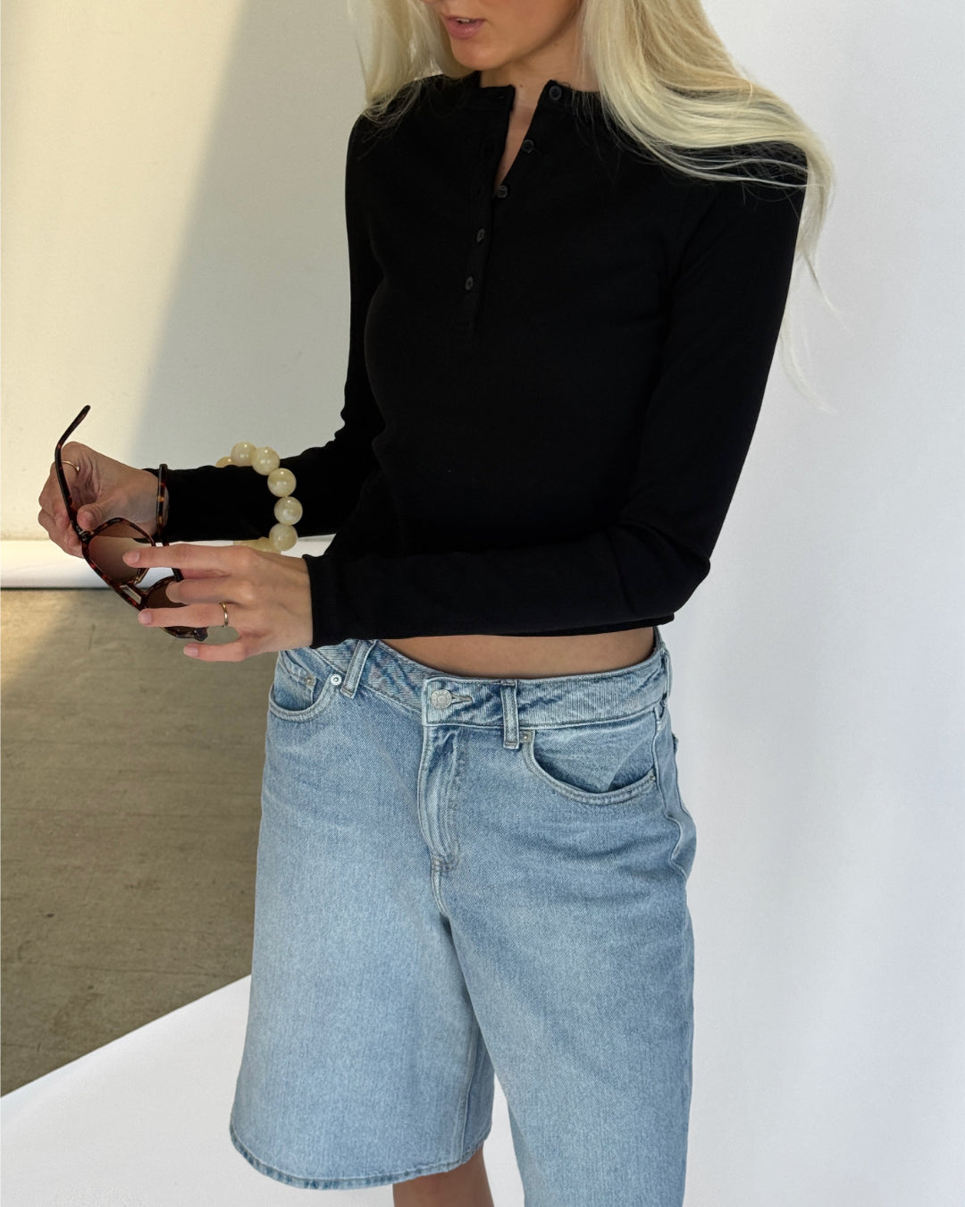 Modelbillede af sort VALERIE bluse. Set forfra. Fra BySofieSønderby