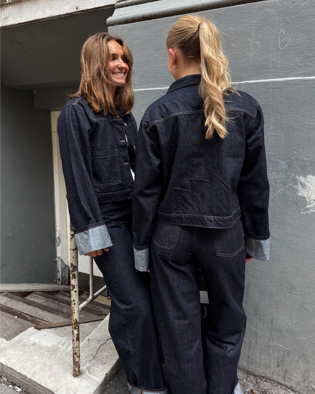Modelfoto af piger i mørkeblå Vega jakke og mørkeblå Tokyo jeans. Fra BySofieSønderby