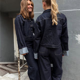 Modelfoto af piger i mørkeblå Vega jakke og mørkeblå Tokyo jeans. Fra BySofieSønderby