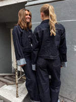 Modelfoto af piger i mørkeblå Vega jakke og mørkeblå Tokyo jeans. Fra BySofieSønderby