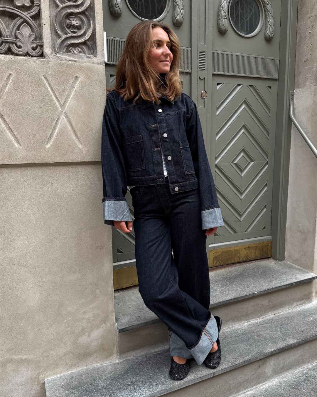 Modelfoto af pige i mørkeblå Vega jakke og mørkeblå Tokyo jeans. Fra BySofieSønderby