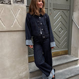 Modelfoto af pige i mørkeblå Vega jakke og mørkeblå Tokyo jeans. Fra BySofieSønderby