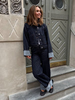 Modelfoto af pige i mørkeblå Vega jakke og mørkeblå Tokyo jeans. Fra BySofieSønderby