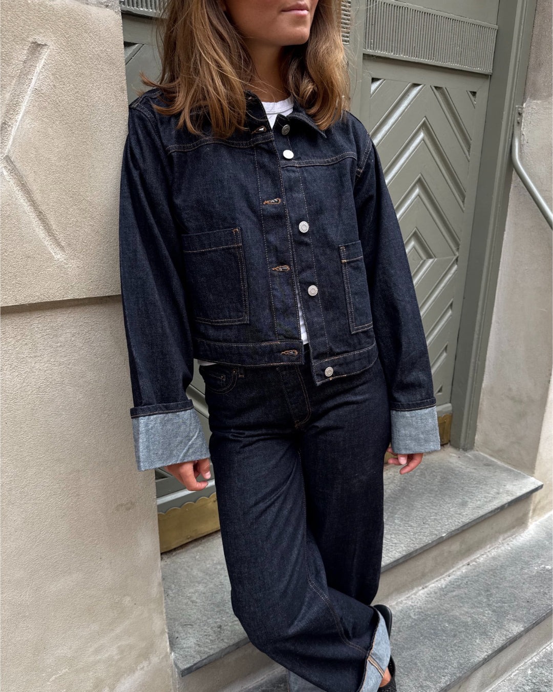 Modelfoto af pige i mørkeblå Vega jakke og mørkeblå Tokyo jeans. Fra BySofieSønderby