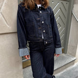 Modelfoto af pige i mørkeblå Vega jakke og mørkeblå Tokyo jeans. Fra BySofieSønderby