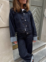 Modelfoto af pige i mørkeblå Vega jakke og mørkeblå Tokyo jeans. Fra BySofieSønderby