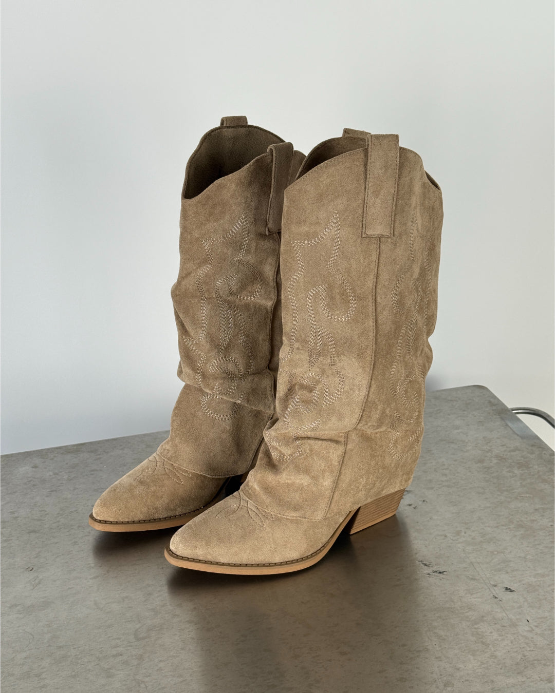 Billede af beige VIRGINIA suede støvler. Fra BySofieSønderby