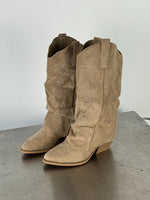 Billede af beige VIRGINIA suede støvler. Fra BySofieSønderby