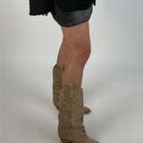 Modelbillede af beige VIRGINIA suede støvler. Fra BySofieSønderby