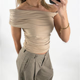 Modelbillede af beige VIVIENE one shoulder top. Set forfra. Fra BySofieSønderby