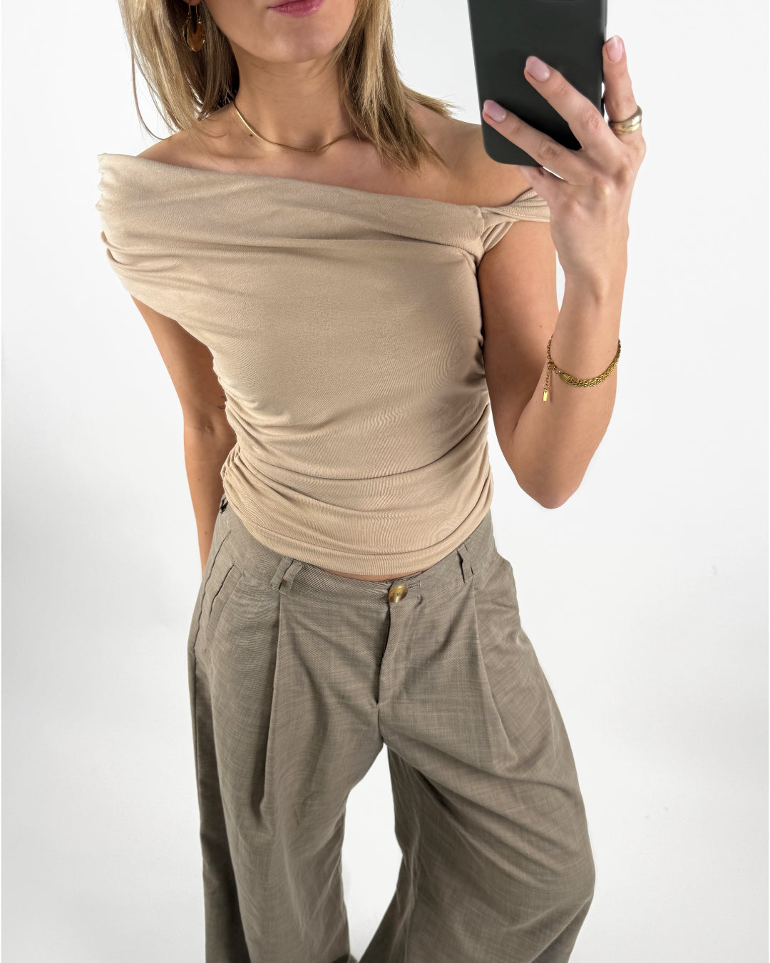 Modelbillede af beige VIVIENE one shoulder top. Set forfra. Fra BySofieSønderby