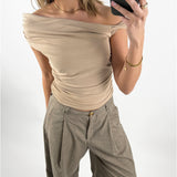 Modelbillede af beige VIVIENE one shoulder top. Set forfra. Fra BySofieSønderby