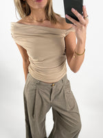 Modelbillede af beige VIVIENE one shoulder top. Set forfra. Fra BySofieSønderby