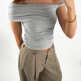 Modelbillede af grå VIVIENE one shoulder top. Set forfra. Fra BySofieSønderby