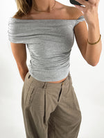 Modelbillede af grå VIVIENE one shoulder top. Set forfra. Fra BySofieSønderby