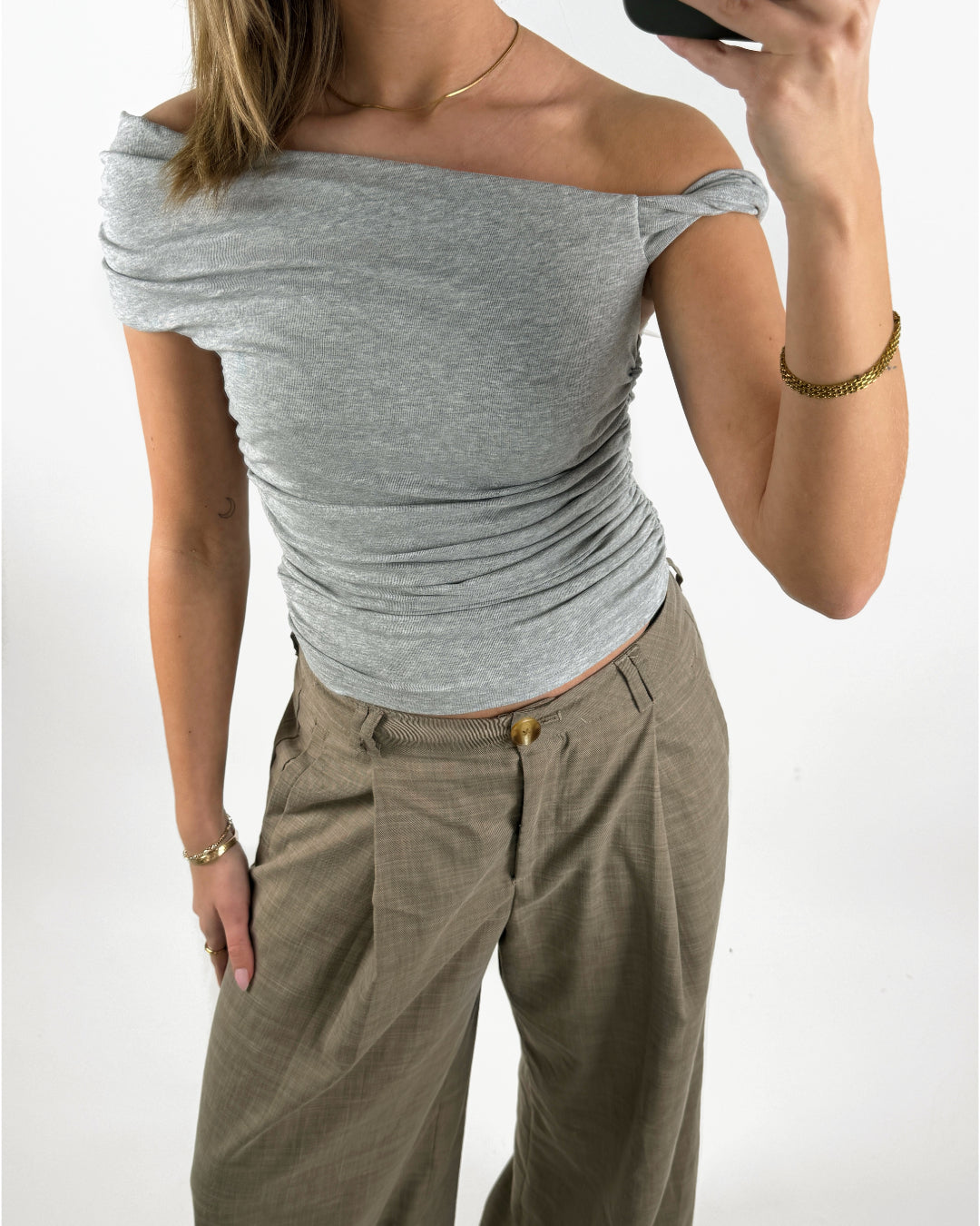 Modelbillede af grå VIVIENE one shoulder top. Set forfra. Fra BySofieSønderby