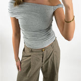 Modelbillede af grå VIVIENE one shoulder top. Set forfra. Fra BySofieSønderby