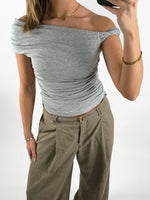 Modelbillede af grå VIVIENE one shoulder top. Set forfra. Fra BySofieSønderby