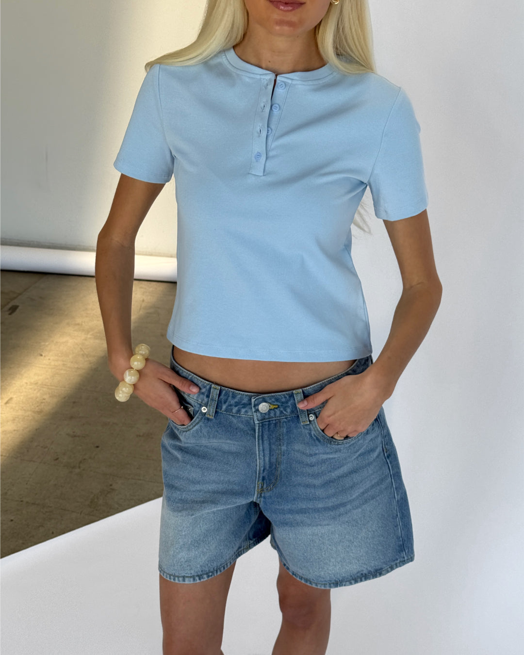 Modelbillede af blå WILLOW t-shirt. Set forfra. Fra BySofieSønderby