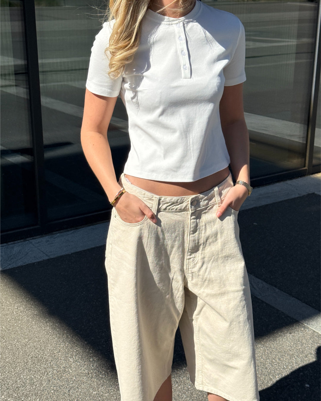 Stemningsbillede af pige der bærer en hvid WILLOW t-shirt.  Fra BySofieSønderby