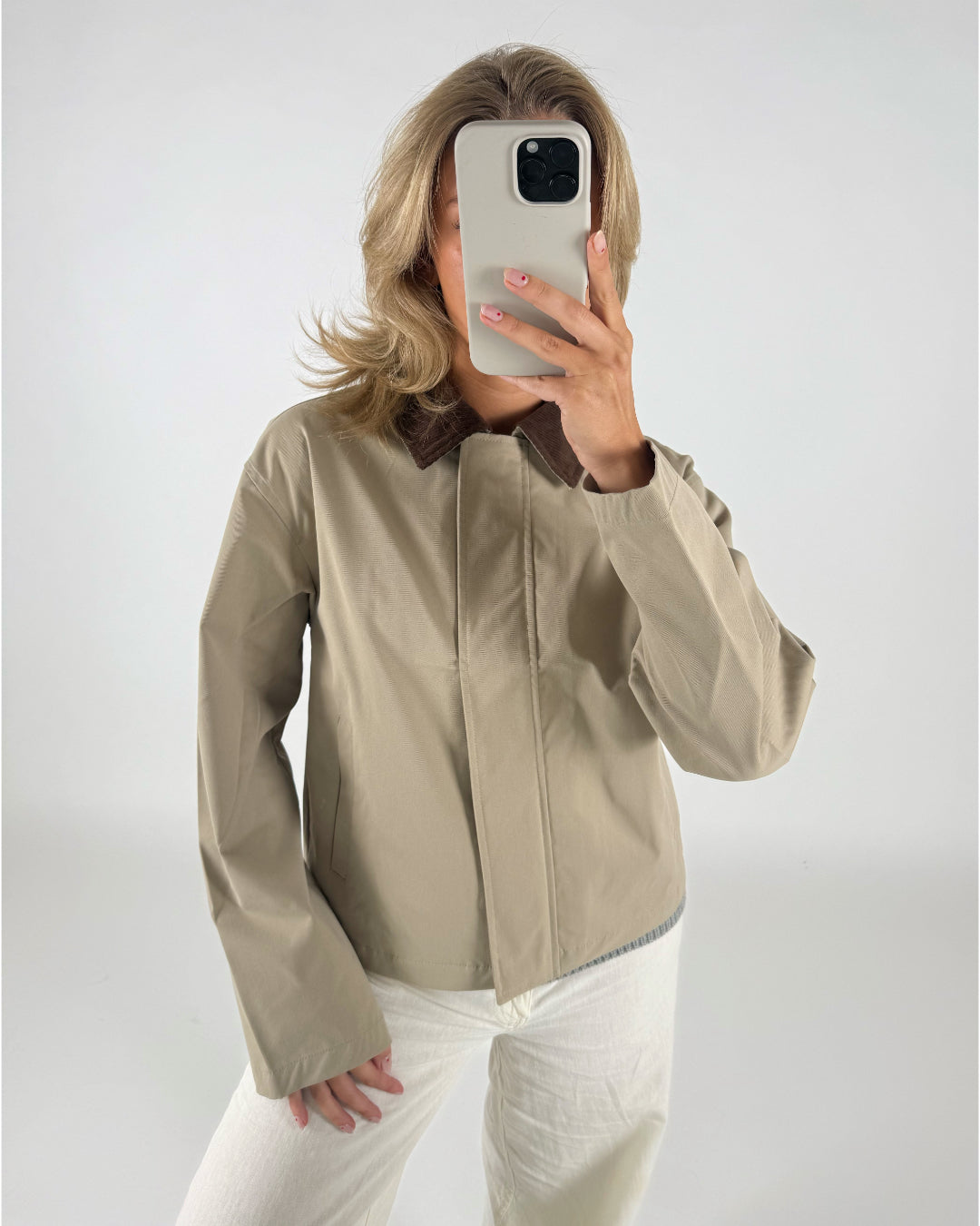 Modelfoto af pige som bærer en Wilma jakke i beige, samt beige Elanor bukser. Alt fra By Sofie Sønderby