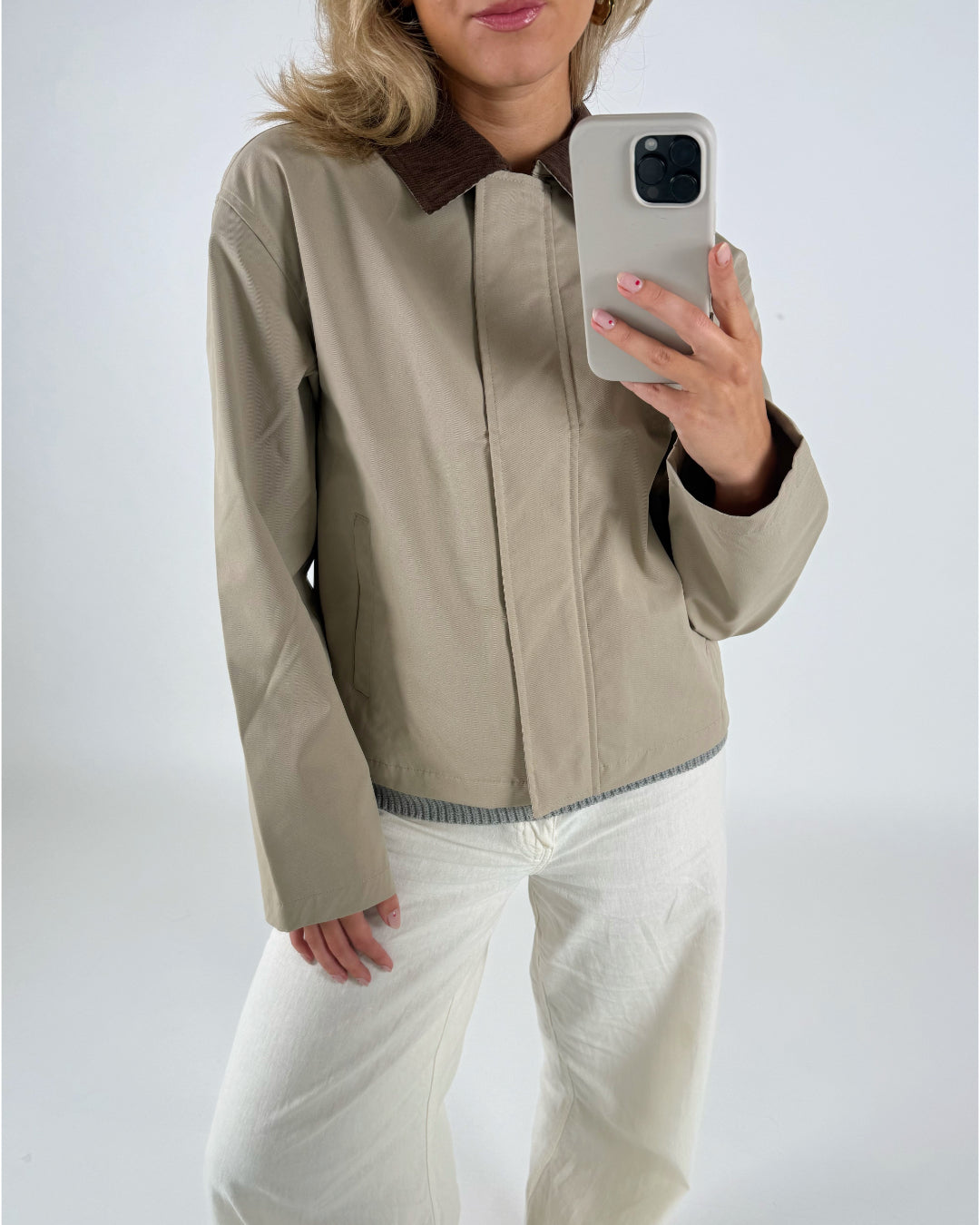 Modelfoto af pige som bærer en Wilma jakke i beige, samt beige Elanor bukser. Alt fra By Sofie Sønderby