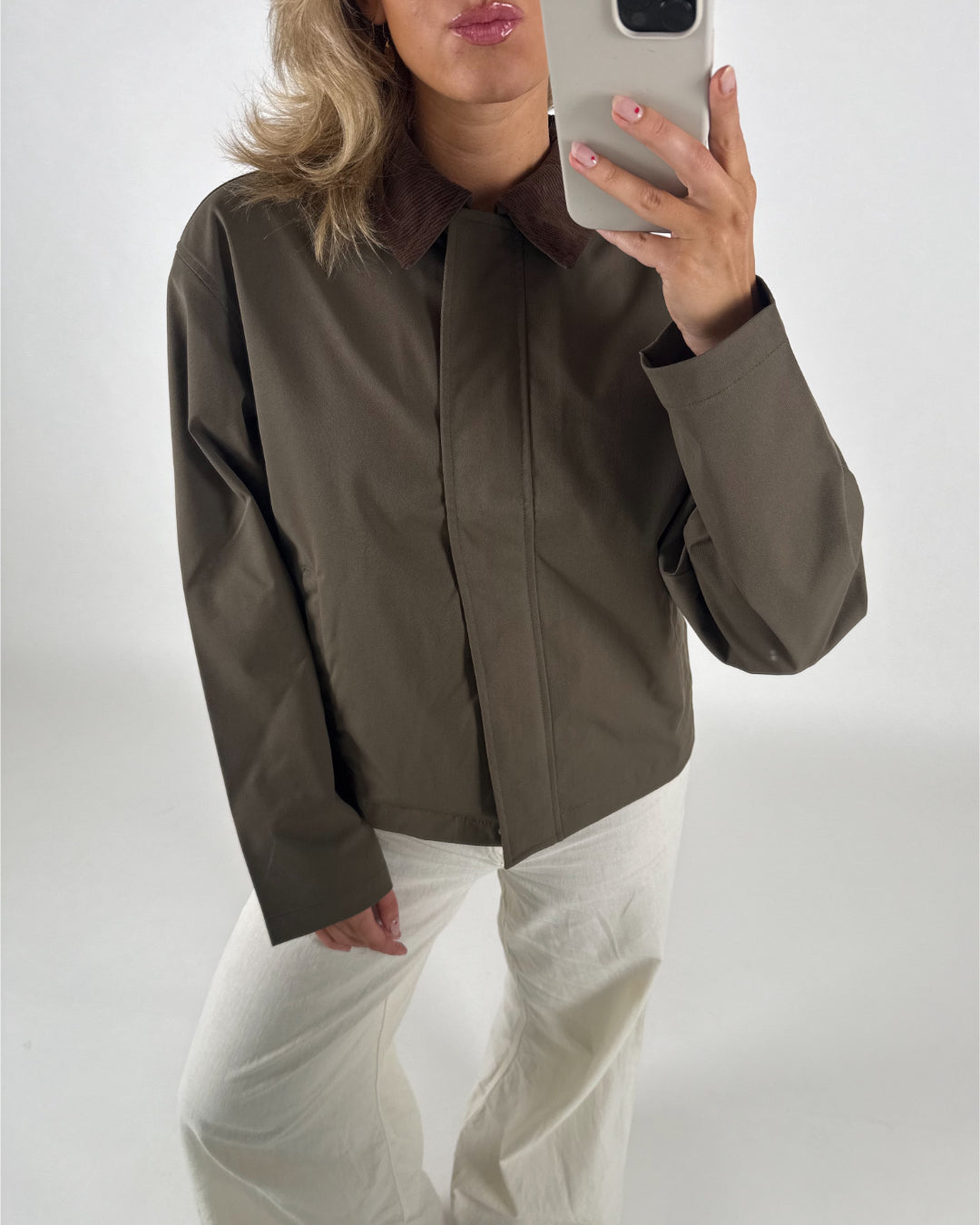 Modelfoto af pige som bærer en Wilma jakke i kaki, samt beige Elanor bukser. Alt fra By Sofie Sønderby