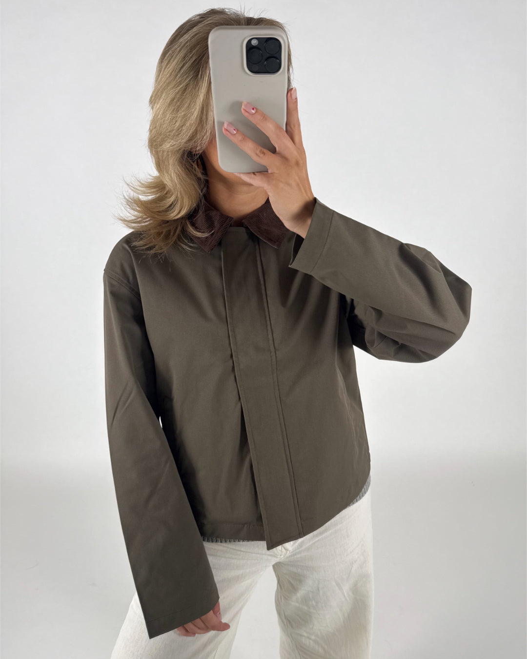 Modelfoto af pige som bærer en Wilma jakke i kaki, samt beige Elanor bukser. Alt fra By Sofie Sønderby