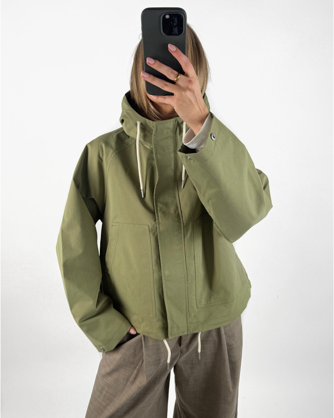 Modelbillede af olivengrøn WILMA jakke. Set forfra. Fra BySofieSønderby