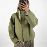 Modelbillede af olivengrøn WILMA jakke. Set forfra. Fra BySofieSønderby