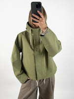 Modelbillede af olivengrøn WILMA jakke. Set forfra. Fra BySofieSønderby