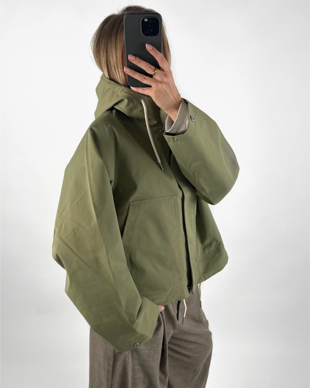 Modelbillede af olivengrøn WILMA jakke. Set fra siden. Fra BySofieSønderby