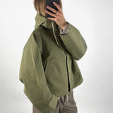 Modelbillede af olivengrøn WILMA jakke. Set fra siden. Fra BySofieSønderby