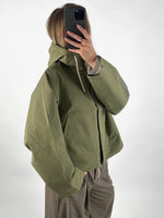 Modelbillede af olivengrøn WILMA jakke. Set fra siden. Fra BySofieSønderby