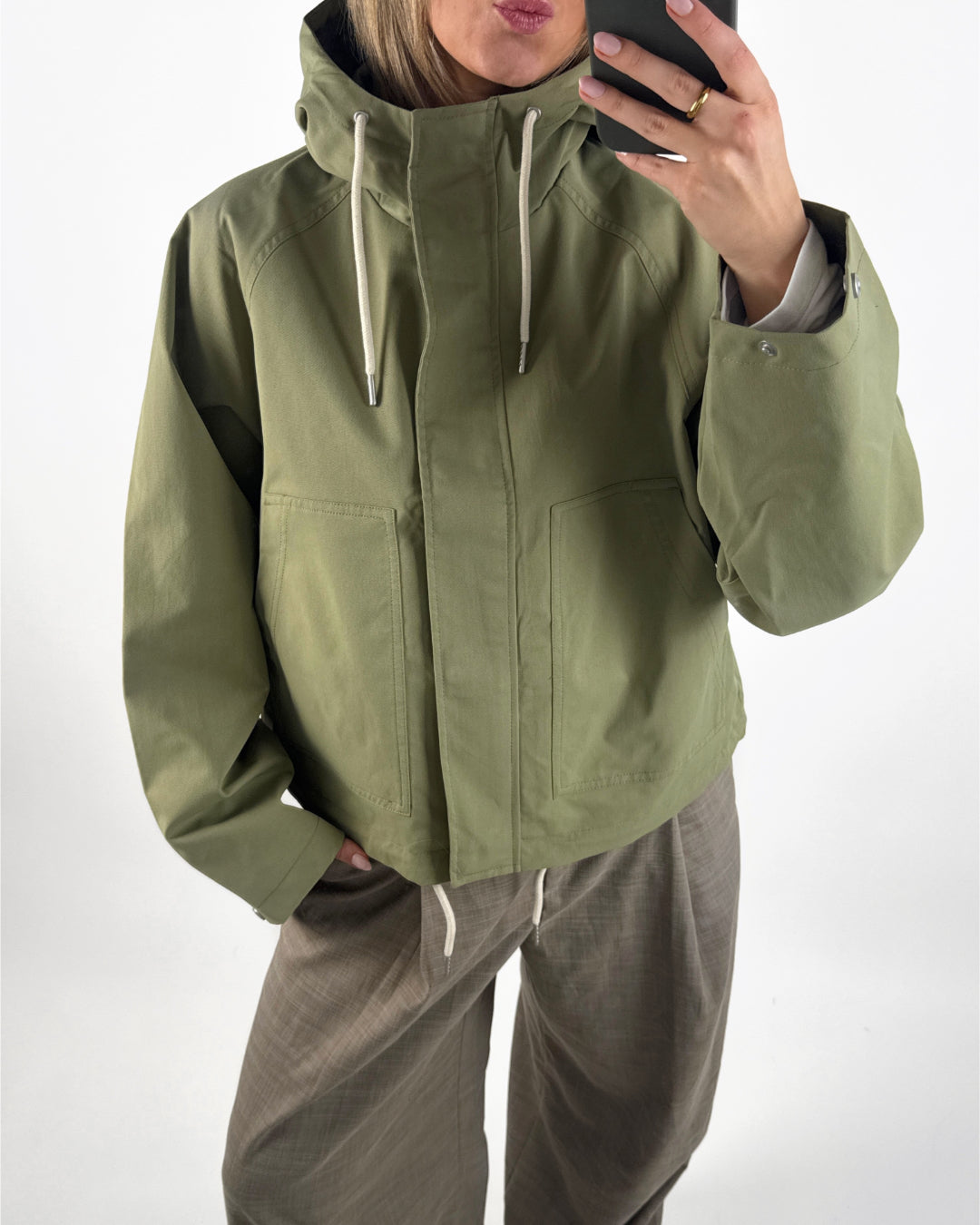 Modelbillede af olivengrøn WILMA jakke. Set forfra. Fra BySofieSønderby