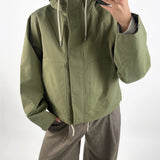 Modelbillede af olivengrøn WILMA jakke. Set forfra. Fra BySofieSønderby