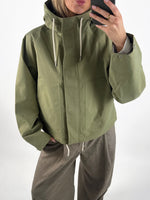 Modelbillede af olivengrøn WILMA jakke. Set forfra. Fra BySofieSønderby