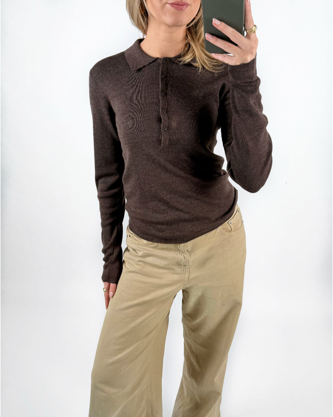 Modelfoto af pige med brun WREN polo trøje med lange ærmer, samt beige TOKYO jeans. Set forfra. Alt er fra BySofieSønderby