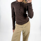 Modelfoto af pige med brun WREN polo trøje med lange ærmer, samt beige TOKYO jeans. Set forfra. Alt er fra BySofieSønderby