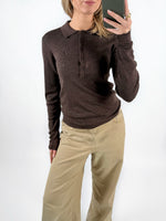 Modelfoto af pige med brun WREN polo trøje med lange ærmer, samt beige TOKYO jeans. Set forfra. Alt er fra BySofieSønderby