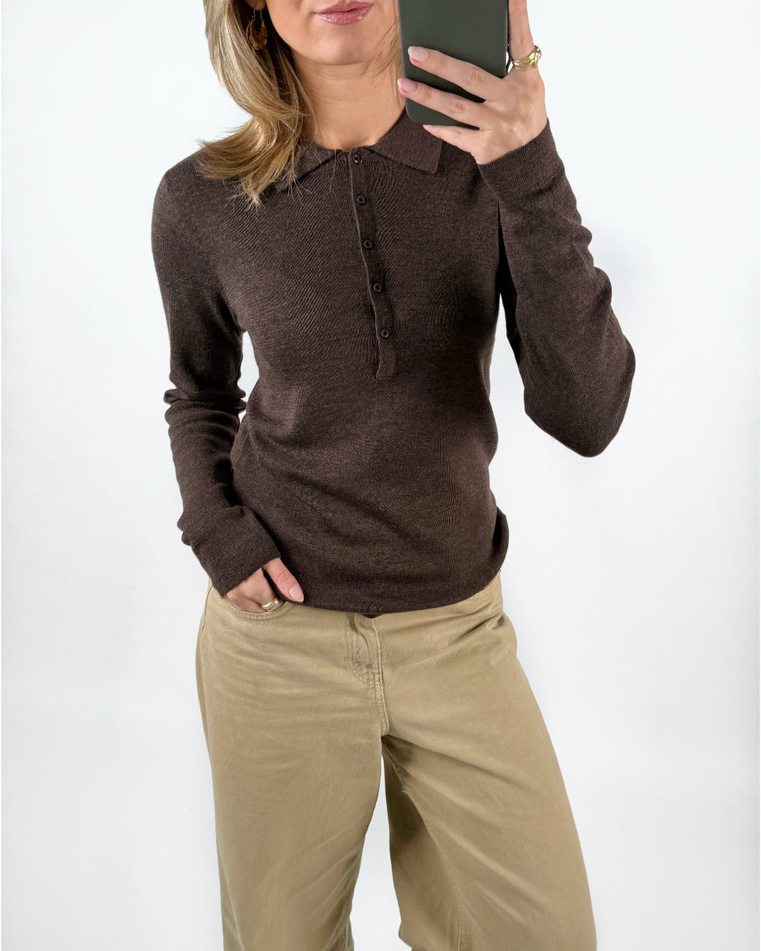 Modelfoto af pige med brun WREN polo trøje med lange ærmer, samt beige TOKYO jeans. Set forfra. Alt er fra BySofieSønderby