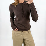 Modelfoto af pige med brun WREN polo trøje med lange ærmer, samt beige TOKYO jeans. Set forfra. Alt er fra BySofieSønderby