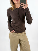 Modelfoto af pige med brun WREN polo trøje med lange ærmer, samt beige TOKYO jeans. Set forfra. Alt er fra BySofieSønderby