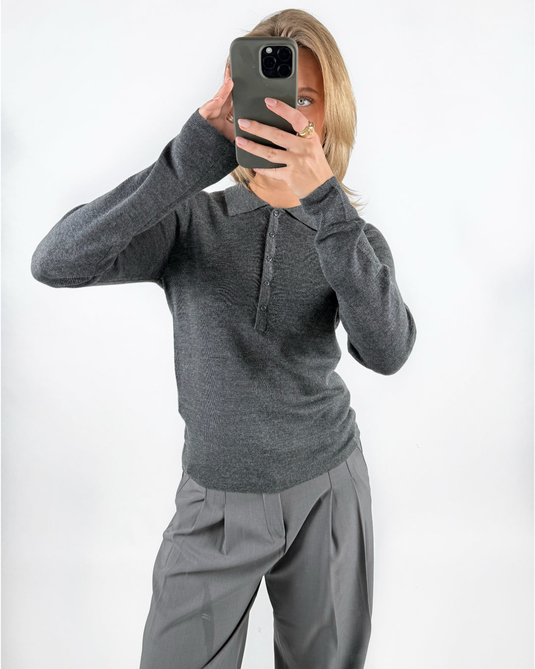 Modelfoto af pige med grå WREN polo trøje med lange ærmer, samt grå MILAN bukser. Set forfra. Alt er fra BySofieSønderby