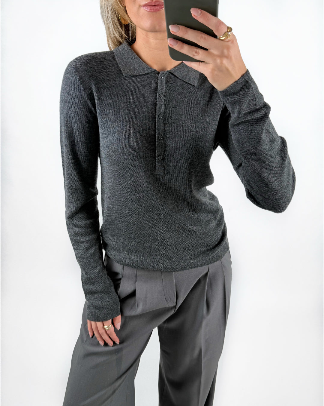 Modelfoto af pige med grå WREN polo trøje med lange ærmer, samt grå MILAN bukser. Set forfra. Alt er fra BySofieSønderby