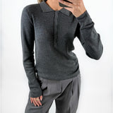 Modelfoto af pige med grå WREN polo trøje med lange ærmer, samt grå MILAN bukser. Set forfra. Alt er fra BySofieSønderby