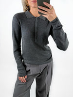 Modelfoto af pige med grå WREN polo trøje med lange ærmer, samt grå MILAN bukser. Set forfra. Alt er fra BySofieSønderby